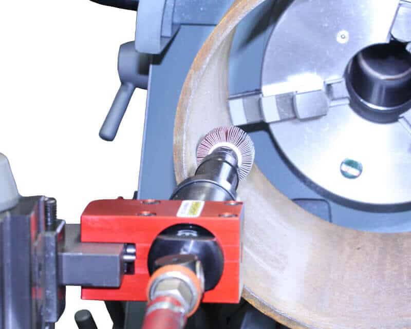 Utilisation de l'outil de polissage pour tours MST-IPA afin de sabler l'intérieur d'un tube creux en rotation lors d'une opération de tournage