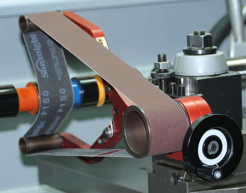 Utilisation de l'outil de sablage pour tours MST-SBH afin de sabler une pièce en rotation lors d'une opération de tournage